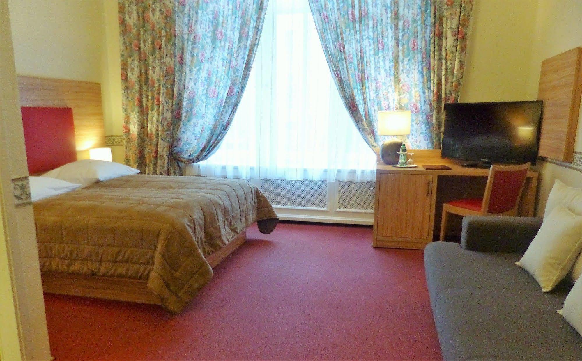Hotel Pension Savoy Near Kurfuerstendamm เบอร์ลิน ภายนอก รูปภาพ