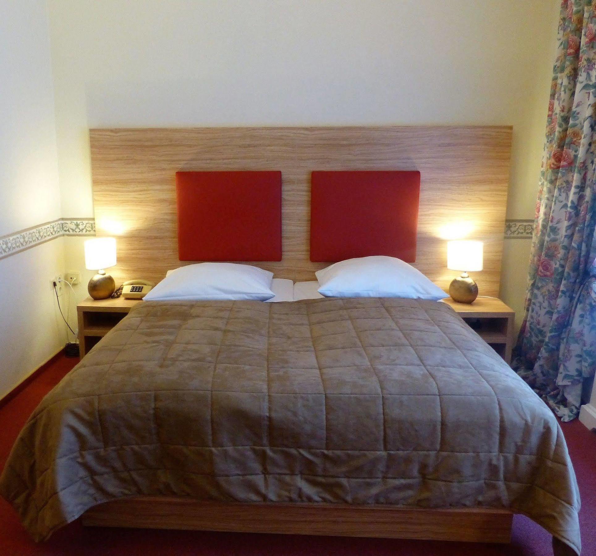 Hotel Pension Savoy Near Kurfuerstendamm เบอร์ลิน ภายนอก รูปภาพ