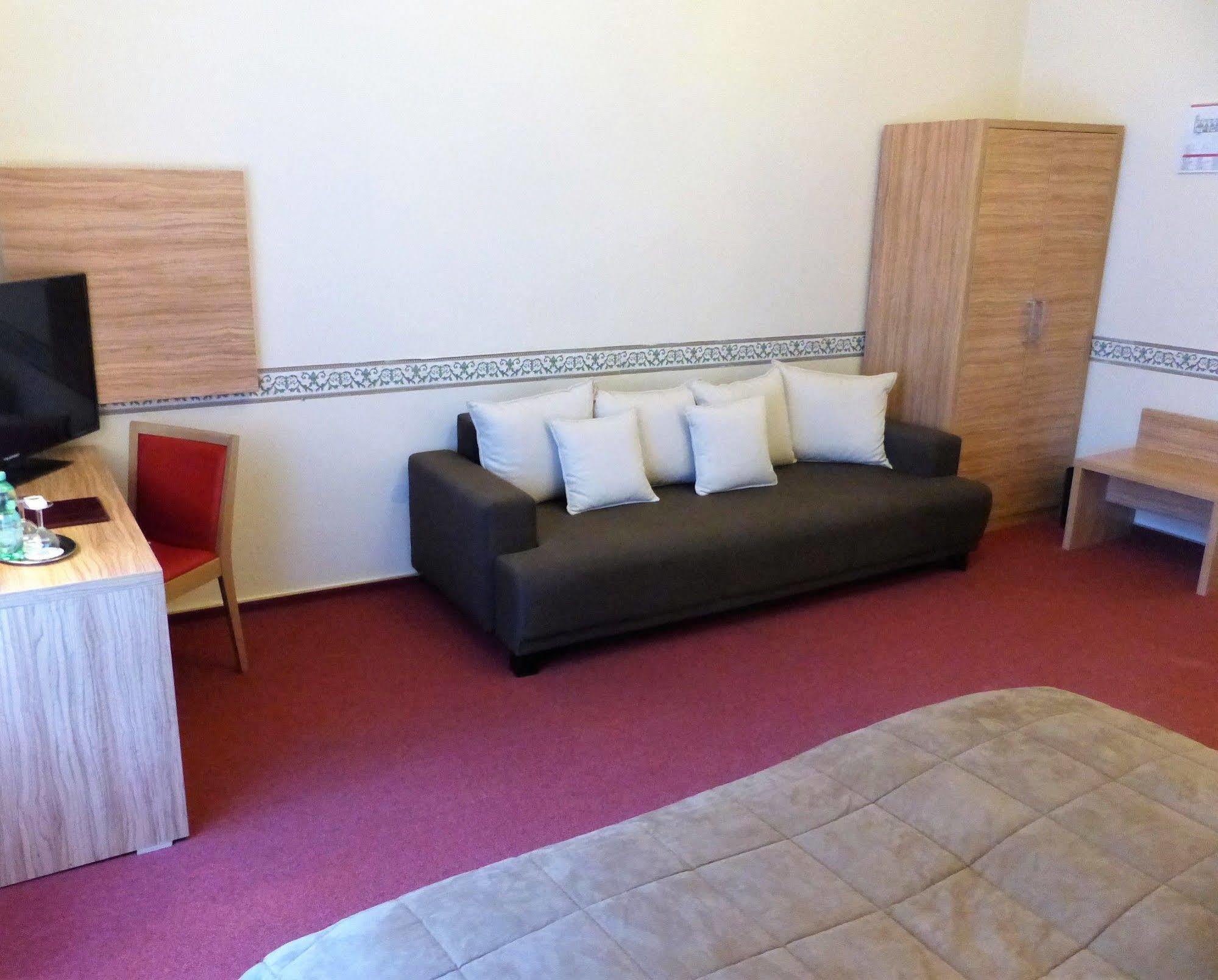 Hotel Pension Savoy Near Kurfuerstendamm เบอร์ลิน ภายนอก รูปภาพ