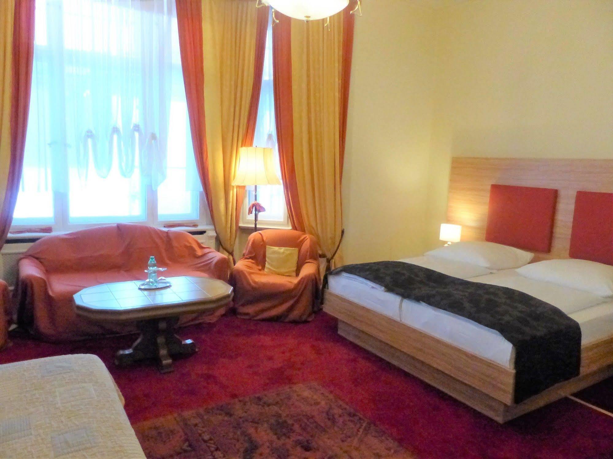 Hotel Pension Savoy Near Kurfuerstendamm เบอร์ลิน ภายนอก รูปภาพ