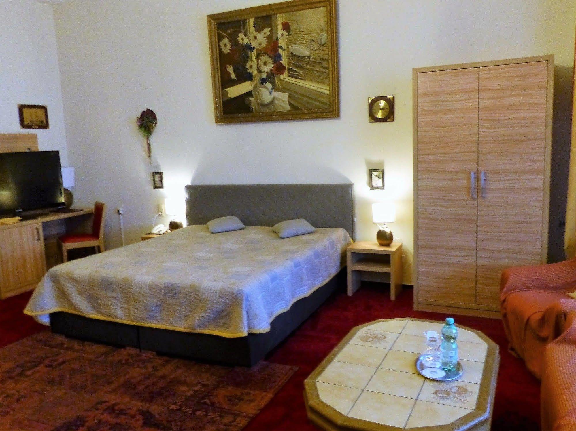 Hotel Pension Savoy Near Kurfuerstendamm เบอร์ลิน ภายนอก รูปภาพ