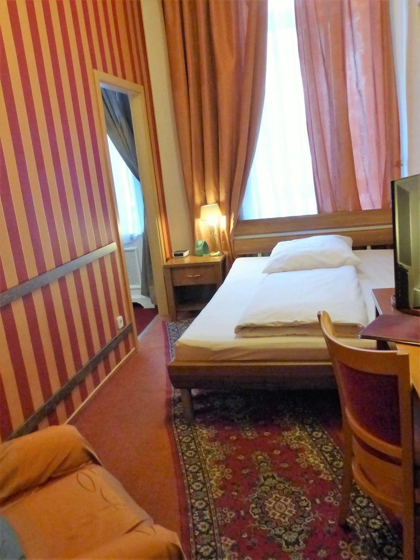 Hotel Pension Savoy Near Kurfuerstendamm เบอร์ลิน ภายนอก รูปภาพ