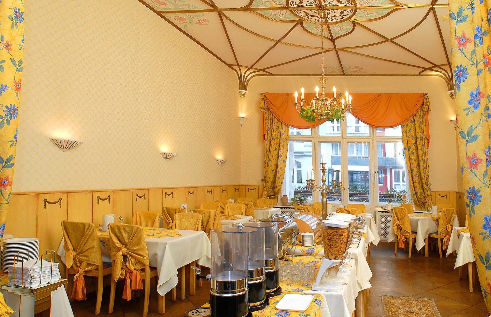 Hotel Pension Savoy Near Kurfuerstendamm เบอร์ลิน ภายนอก รูปภาพ
